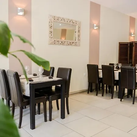 فندق Logis Le Saint Hubert 2*