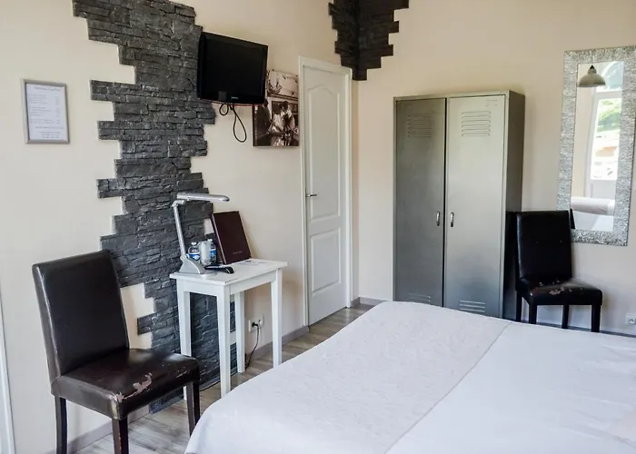 Logis Le Saint Hubert Hotel Haybes